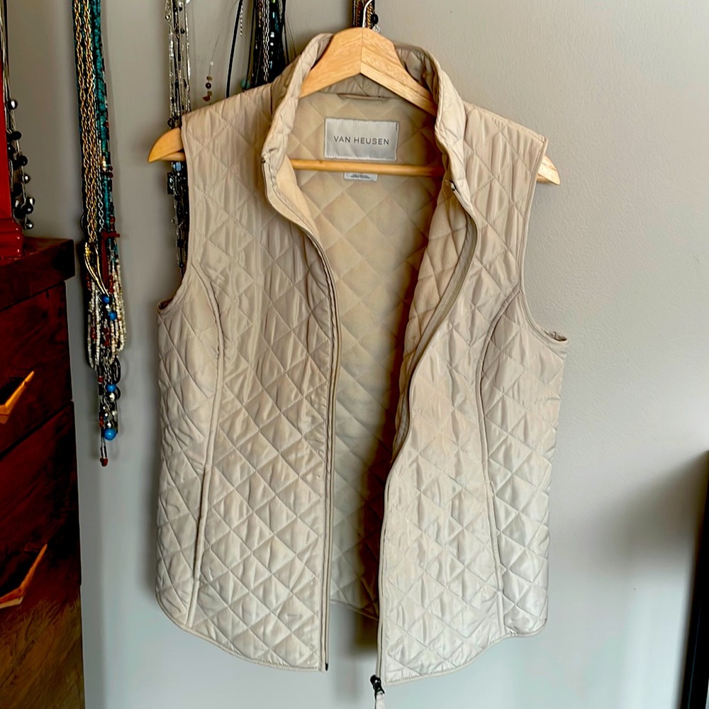 Van Heusen Quilted Vest in oatmeal, size M, easy care, zip front,inside pockets.